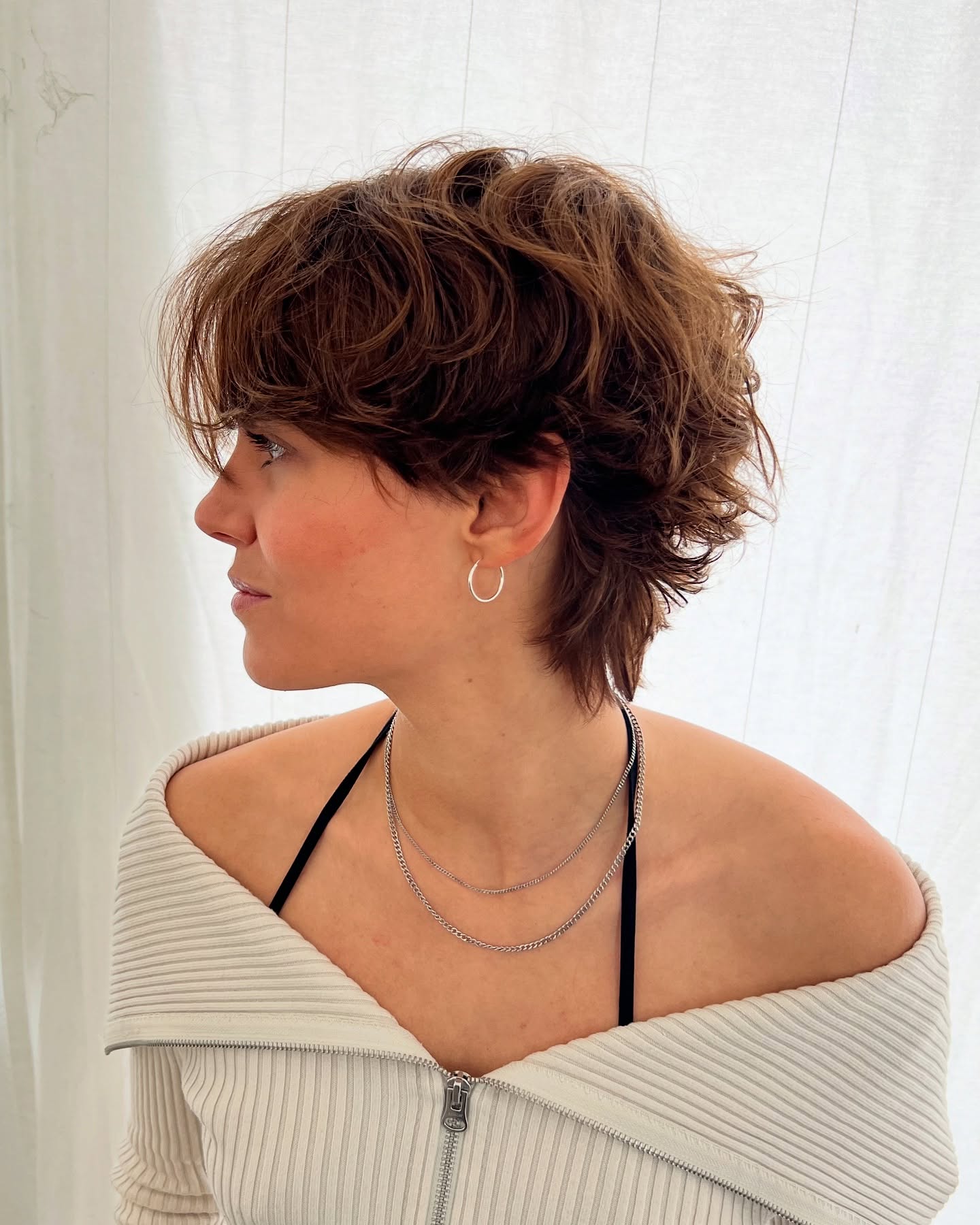Chic Textured Short Shag with Soft Waves