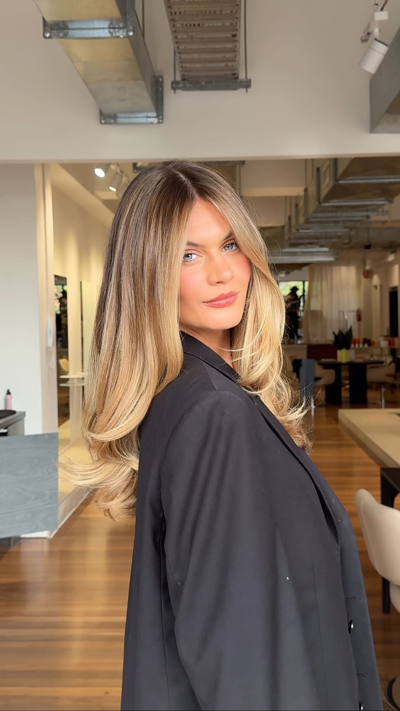 Luxurious Long Layered Hair with Sun-Kissed Highlights