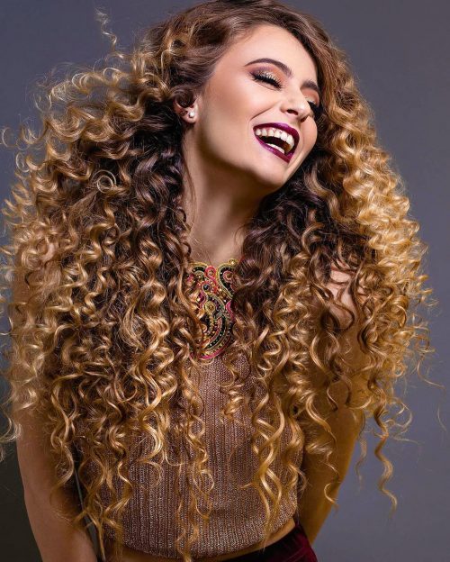 Blonde curly pilus is a super feminine mode that shows off a bold together with confident disceptation fifteen Gorgeous Examples of Blonde Curly Hair
