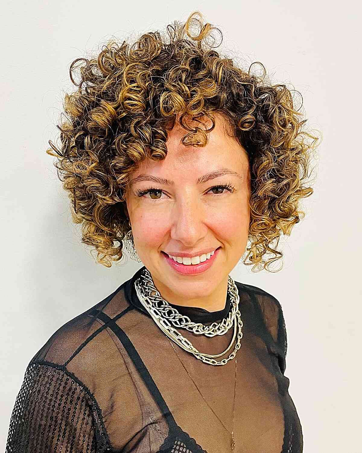 Jaw-Grazing Dimensional Curly Bob Hair with Blonde Highlights