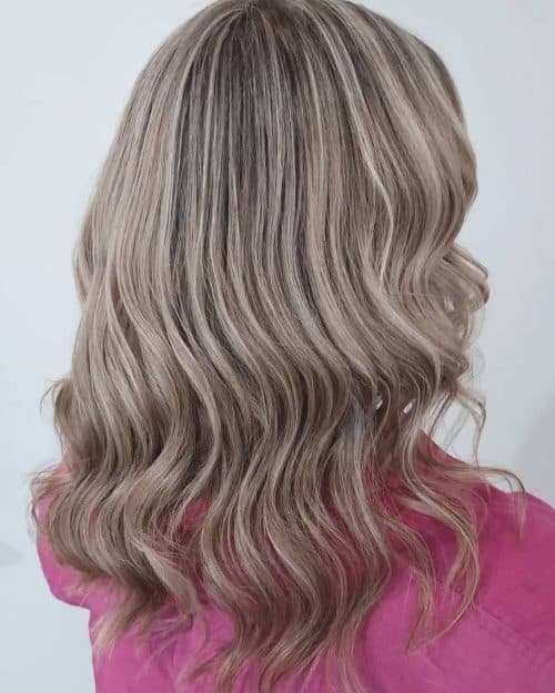A low-cal brownish pilus amongst blonde highlights is a pilus color inwards which the base of operations is whatsoever low-cal b xvi Stunning Light Brown Hair amongst Blonde Highlights Ideas