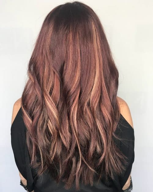 A balayage chocolate-brown pilus color features dimensional highlights paw xx Most Popular Balayage Brown Hair Colors Right Now