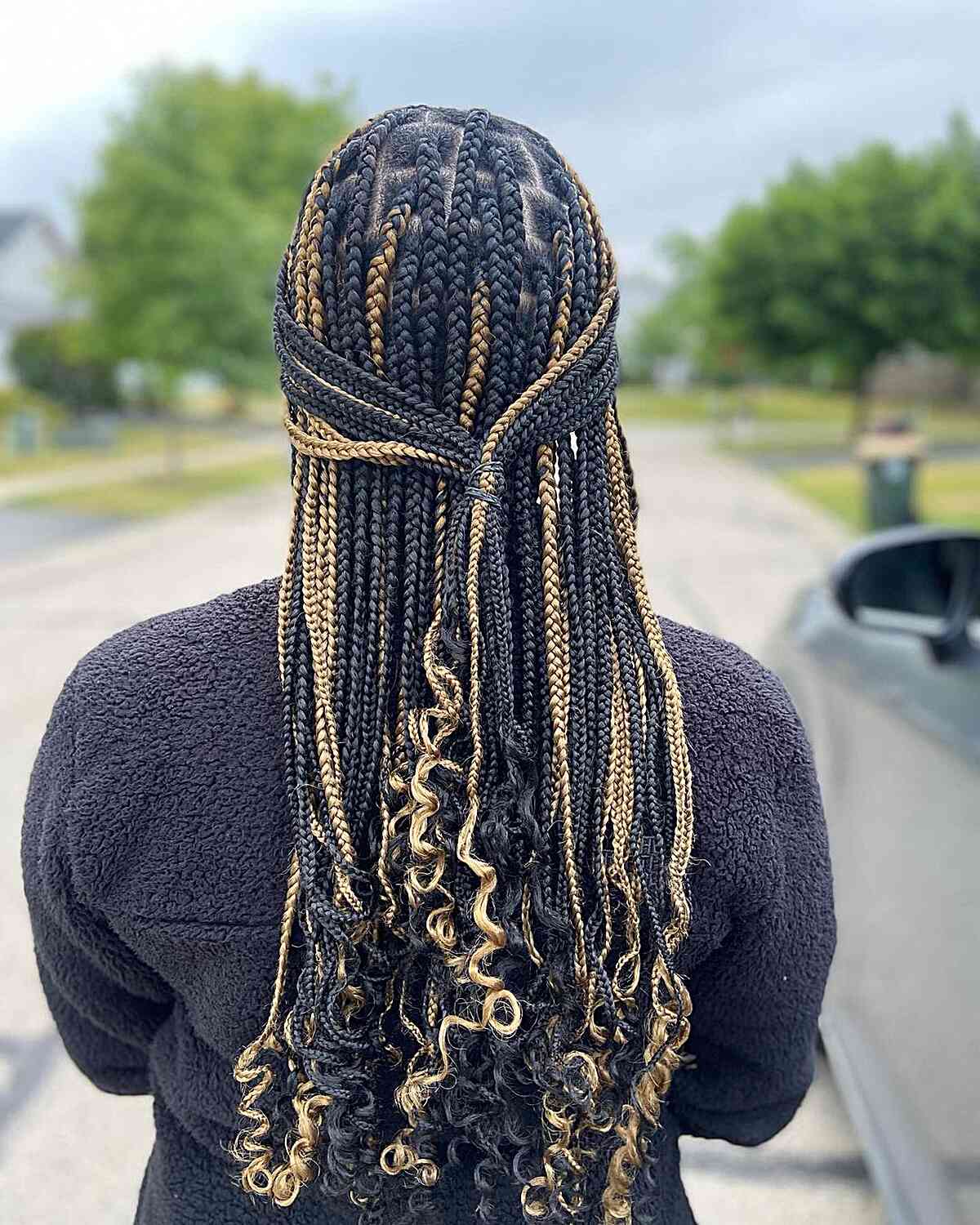 Mid-Sized Knotless Black Braids with Blonde Pieces