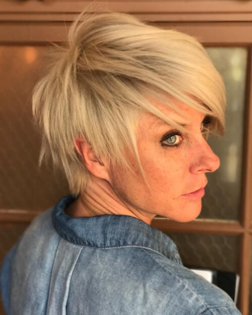 pilus goes through stages too loses its pigment resulting inwards greyness pilus 37 Youthful Hairstyles for Women Over 50