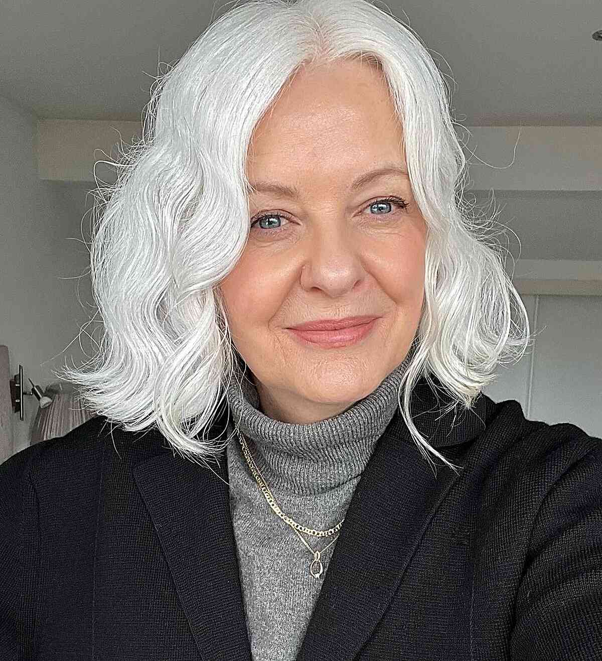 Neck-Length White Grey Hair with Waves for Ladies Over 50 and Up