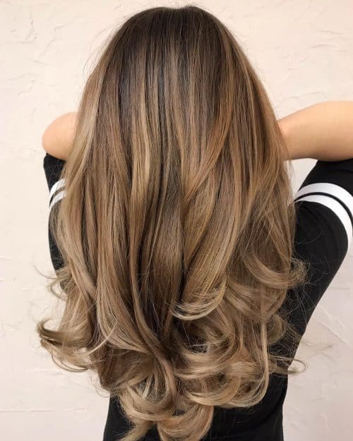 Blonde pilus alongside nighttime roots is a pilus coloring technique that allows natural brunette origin xviii Blonde Hair alongside Dark Roots Ideas to Copy Right Now