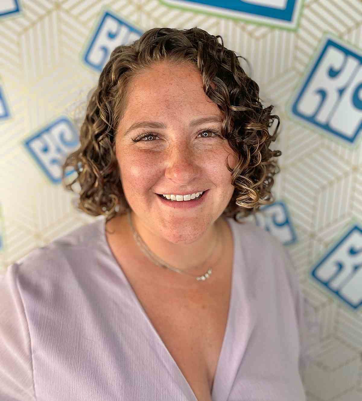 Cute Short Bobbed Hair with Loose Curls