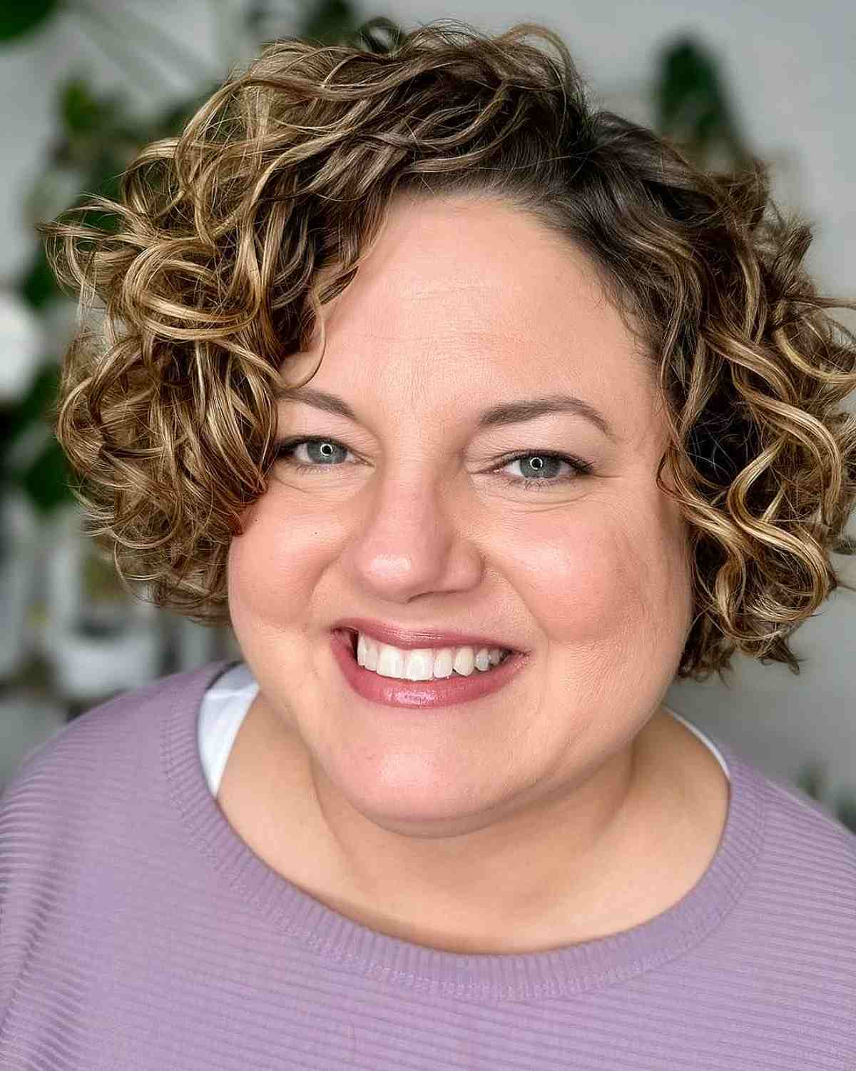 Short Side-Parted Curls for Women with Round Faces 