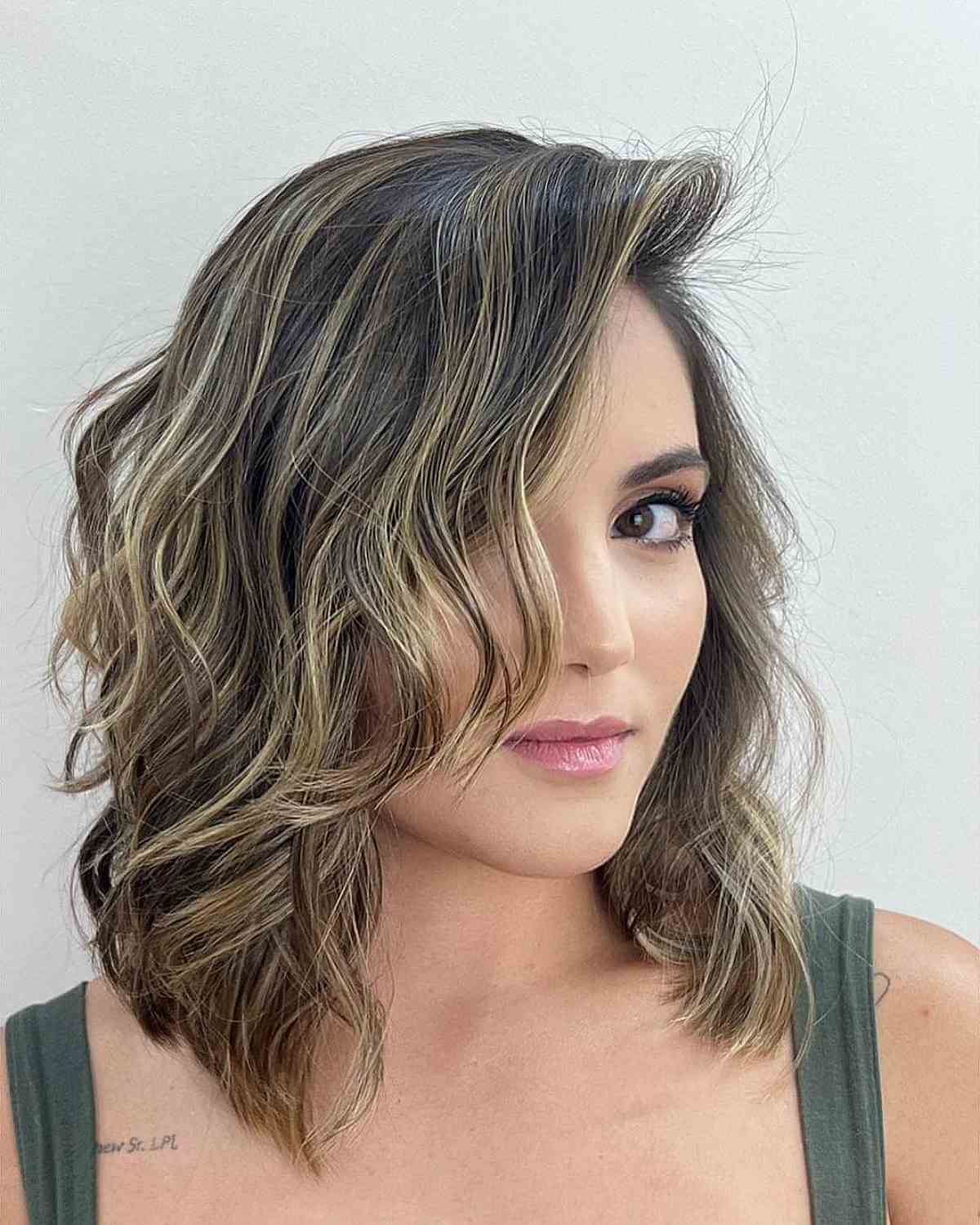 Shoulder-Length Stylish Deep Side Part