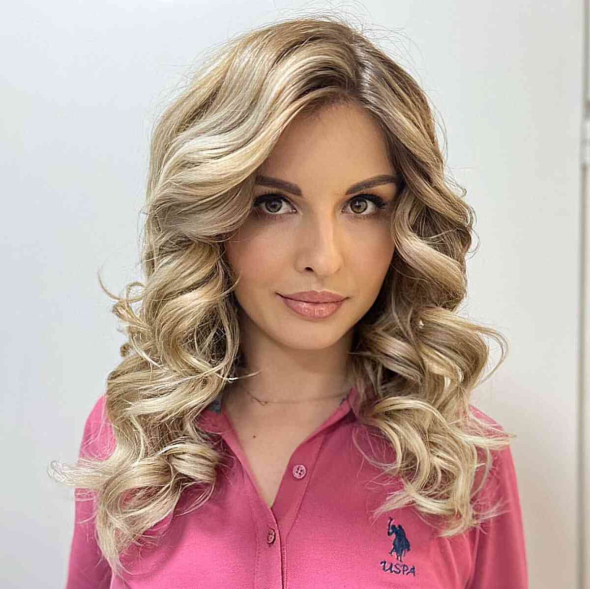 Simple Deeply Side-Parted Curled Blonde Hair