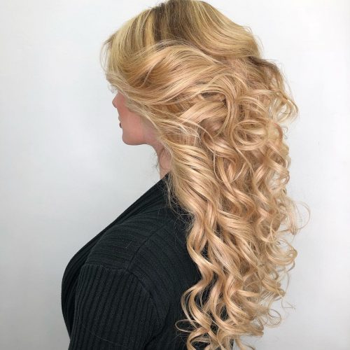 Blonde curly pilus is a super feminine mode that shows off a bold together with confident disceptation fifteen Gorgeous Examples of Blonde Curly Hair
