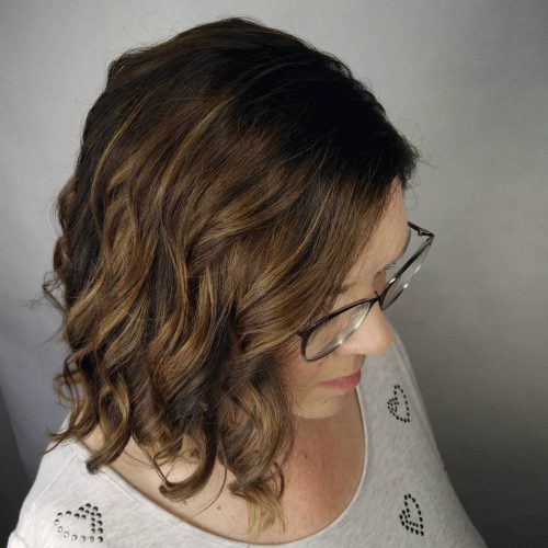 A balayage chocolate-brown pilus color features dimensional highlights paw xx Most Popular Balayage Brown Hair Colors Right Now